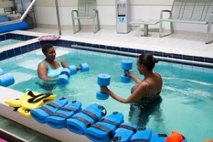 کاردرمانی در آب کودکان و بزرگسالان