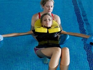 فواید جسمی کاردرمانی در آب