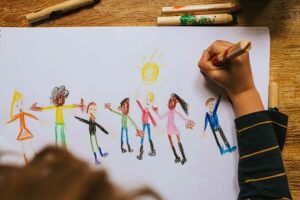 معلم برای آموزش نقاشی به اوتیسم