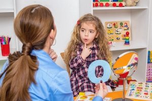 نشانه های تاخیر در گفتار کودکان چیست؟