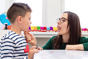 کودکان ۴ ساله به چه دلایلی گفتار درمانی دریافت می کنند؟
