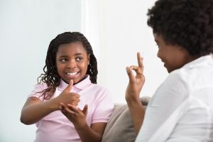 فواید گفتار درمانی در کودکان کم شنوا