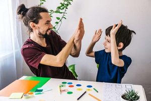 گفتار درمانی در منزل برای کودکان خردسال مبتلا به اوتیسم