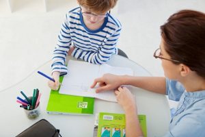 گفتار درمانی در منزل برای کودکان اوتیسم در سن مدرسه