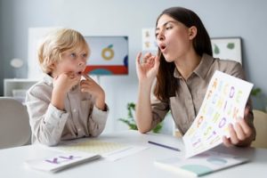 مزایای گفتاردرمانی در کودکان کم شنوا