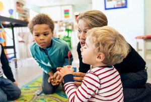 چگونه گفتار درمانی می تواند به کودکان با مشکلات رفتاری کمک کند؟