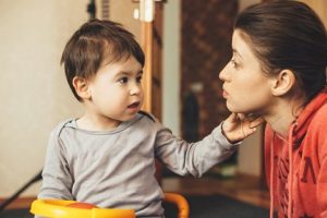 چرا درک گفتار یک کودک خردسال سخت است؟