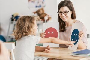 تکنیک گفتار درمانی برای اوتیسم: حمایت از ارتباط کلامی