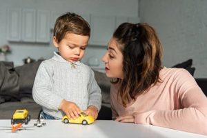 چگونه یک گفتار درمانگر برای کودک خود پیدا کنید؟