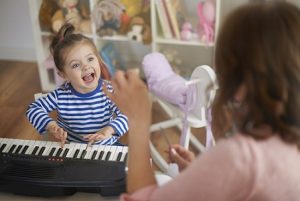 راه هایی برای آواز خواندن، صحبت کردن و تعامل بیشتر با کودک