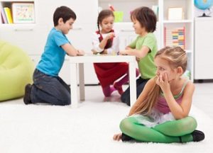 بازی درمانی برای گوشه گیری کودک