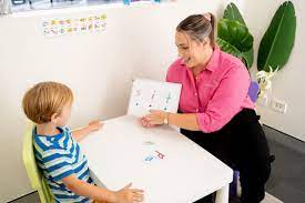 چرا تلفظ حرف «ق» و «غ» برای کودکان و بزرگسالان مشکل است؟