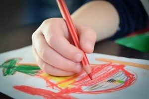 نقش دست‌ورزی و کاردرمانی در آموزش مداد گرفتن