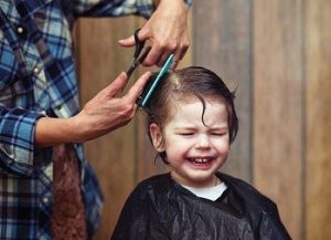 دلایل اصلی ترس کودکان از کوتاه کردن مو