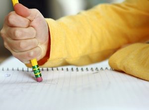 نشانه‌های کند نویسی در کودکان ابتدایی