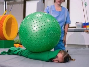 مهمترین تمرینات یکپارچگی حسی با توپ