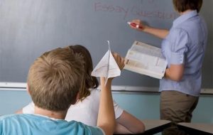 چرا کودک سر کلاس نمی‌نشیند؟ (علت‌های اصلی)