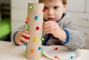 چگونه تمرین دست‌ورزی را برای کودک جذاب‌تر کنیم؟